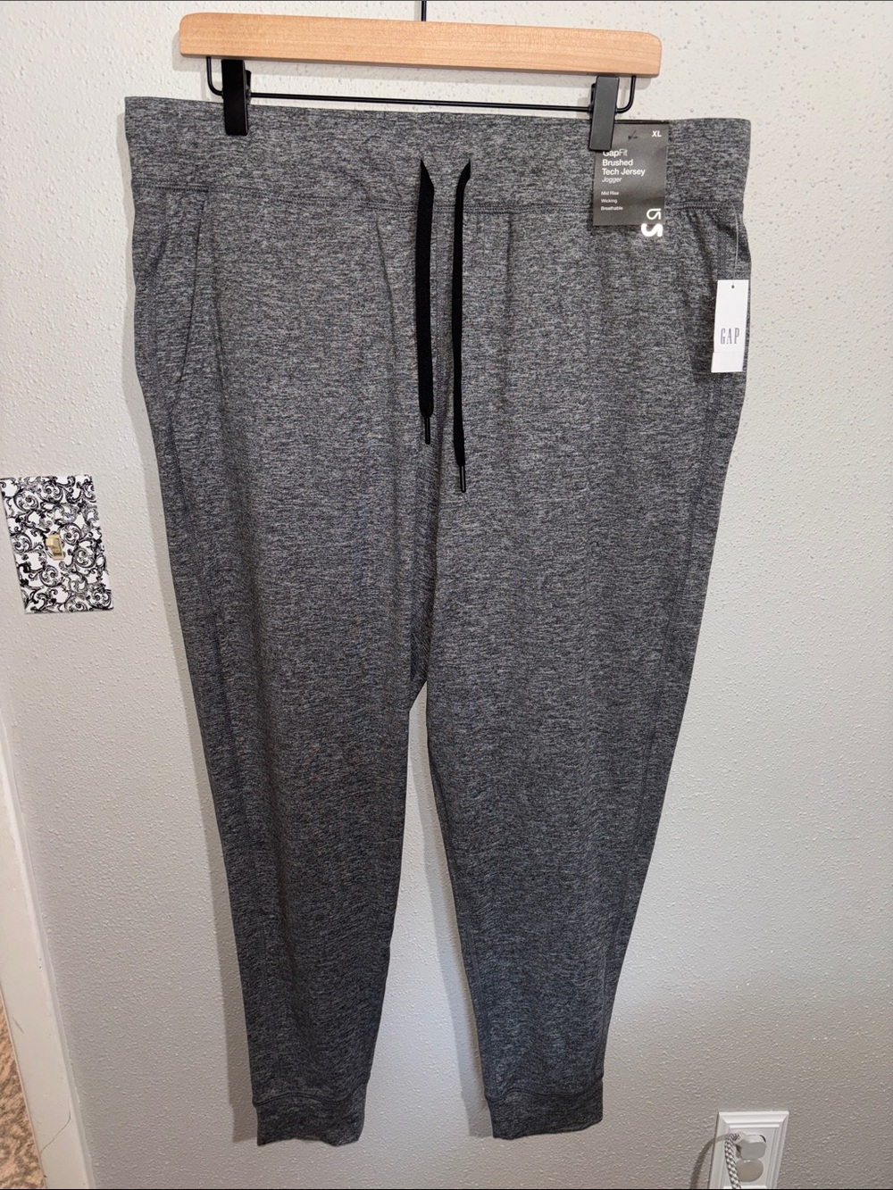 GAPFit - NWT - Men’s brushed Tech jersey Jogger (size X-Large)